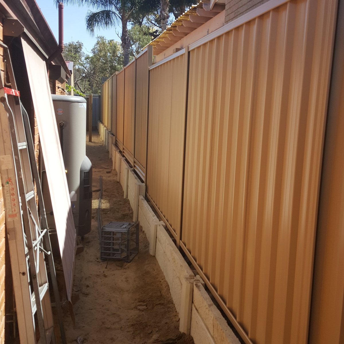 fostersfencing's tweet photo. Lovely #retaining and #Colorbond  fencing installed by https://t.co/fDOq6A3gMr 
24m of panel and post wall from Advanced Modular Retaining https://t.co/JnJuazf2S6