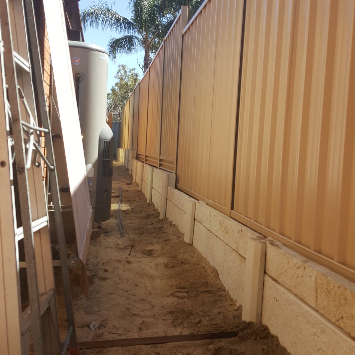 fostersfencing's tweet photo. Lovely #retaining and #Colorbond  fencing installed by https://t.co/fDOq6A3gMr 
24m of panel and post wall from Advanced Modular Retaining https://t.co/JnJuazf2S6