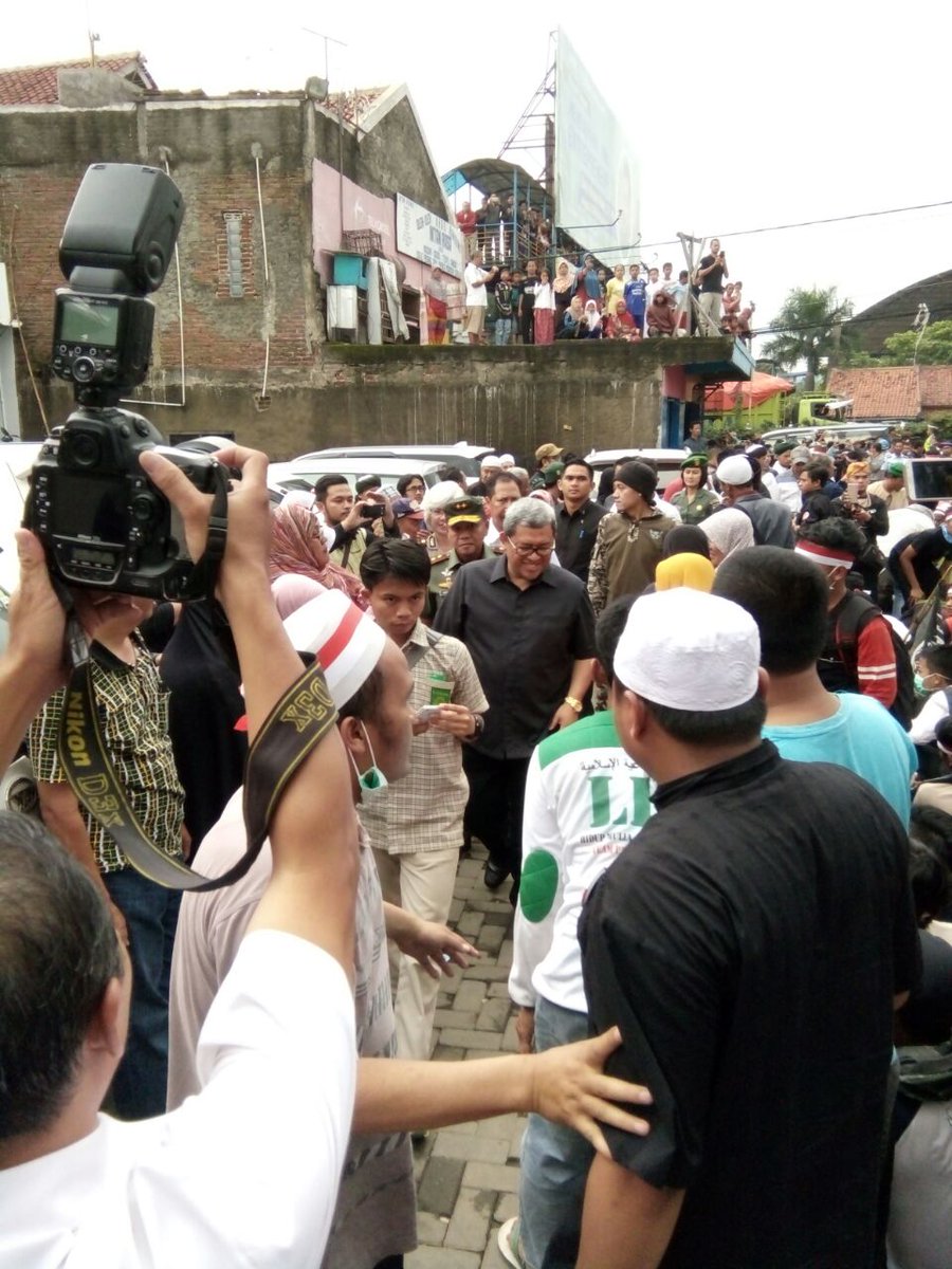 AbdulAzisID's tweet photo. Pak @aheryawan sambut Peserta Long March #AksiBelaIslam3 di rm sukahati cipacing. Para mujahid masih tetap berseri-seri. sekarang https://t.co/FRqCT5PfCt