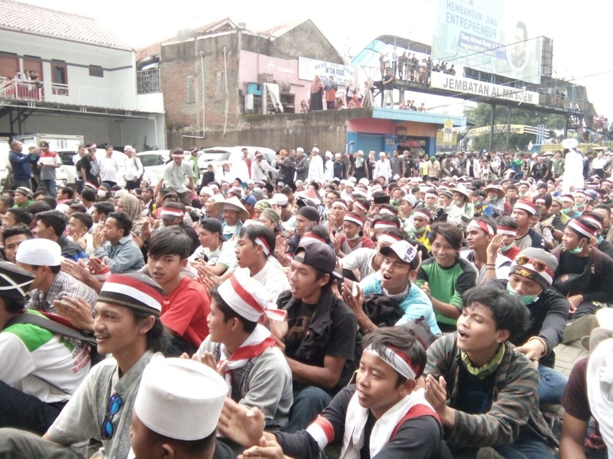 AbdulAzisID's tweet photo. Pak @aheryawan sambut Peserta Long March #AksiBelaIslam3 di rm sukahati cipacing. Para mujahid masih tetap berseri-seri. sekarang https://t.co/FRqCT5PfCt