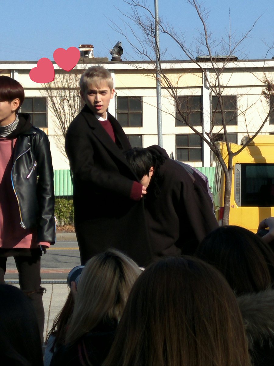 xiaology10's tweet photo. Bitto was cold and embarrassed by the members so he hid in Gyujin's coat 💕 so cute 😭😭 #UP10TION #GyuBit #규빝 #업텐션 #Gyujin #Bitto https://t.co/VydXVyd4GK