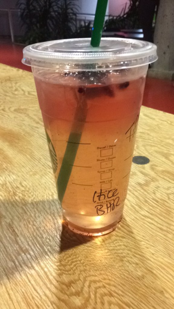 tiffxo's tweet photo. Umm my very berry hibiscus ain't very berry at all fam...... 🙅🏻👿@StarbucksCanada @SFU_Dining https://t.co/AQlqGpS9Ew