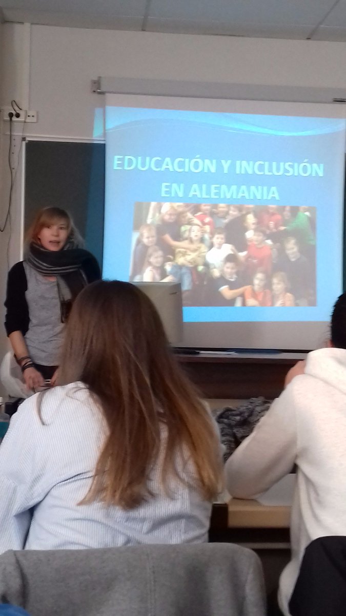 rosanagtic's tweet photo. Se presenta interesante la clase de hoy sobre la educación e inclusión en Alemania #div1617 https://t.co/k3h5Gjwsjz