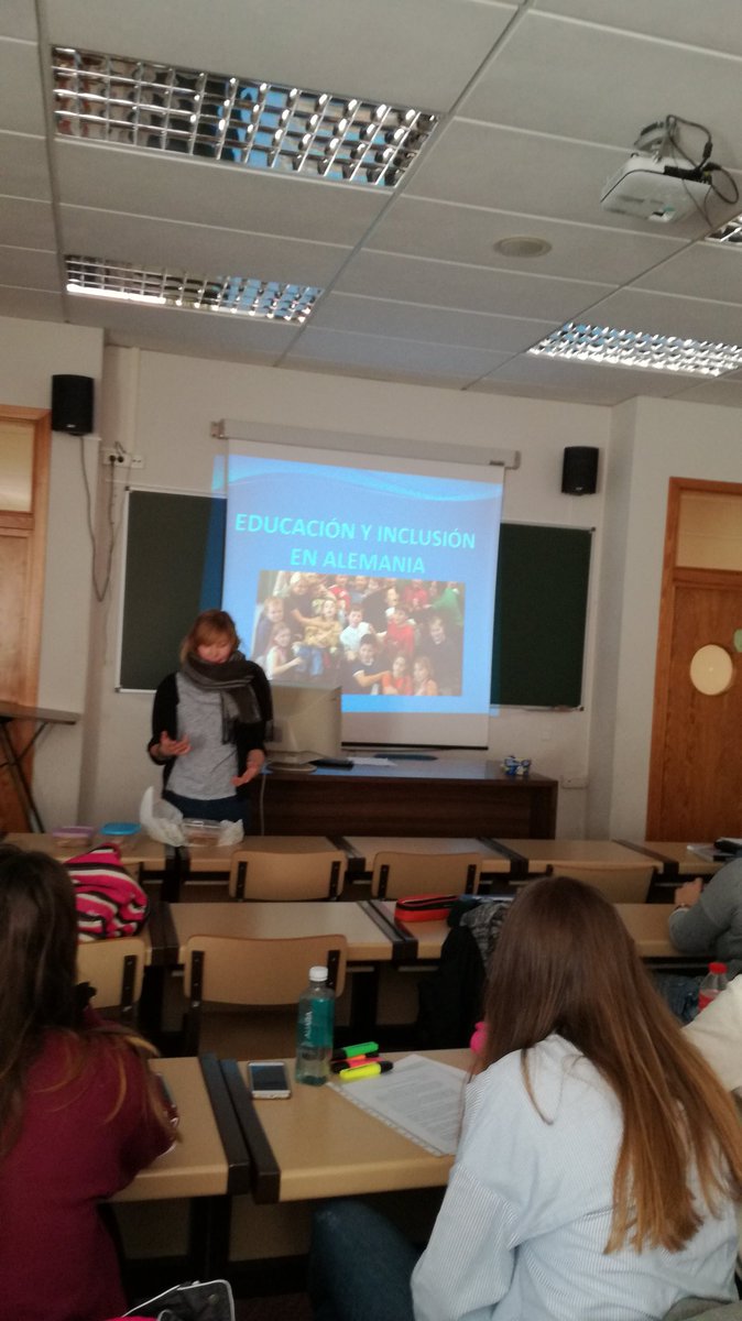 RodrigocsUBU's tweet photo. Nuestra compañera Johanne nos expone la educación e inclusión en Alemania, así da gusto empezar una presentación! #GalletasAlemanas #div1617 https://t.co/j1fORynfqC