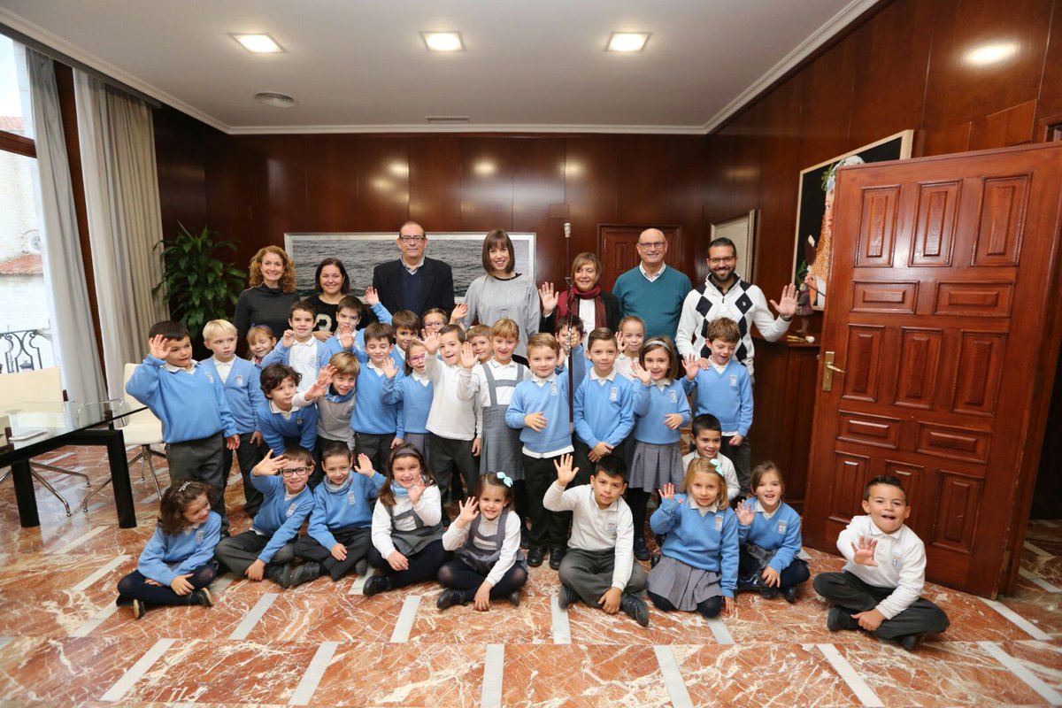 DianaMorantR's tweet photo. Els xiquets de @BorjaJesuitas han vingut a conèixer com funciona l'ajuntament. Dovy, el delegat de classe, mostra la vara de comandament 😉 https://t.co/osIO9ISyqt