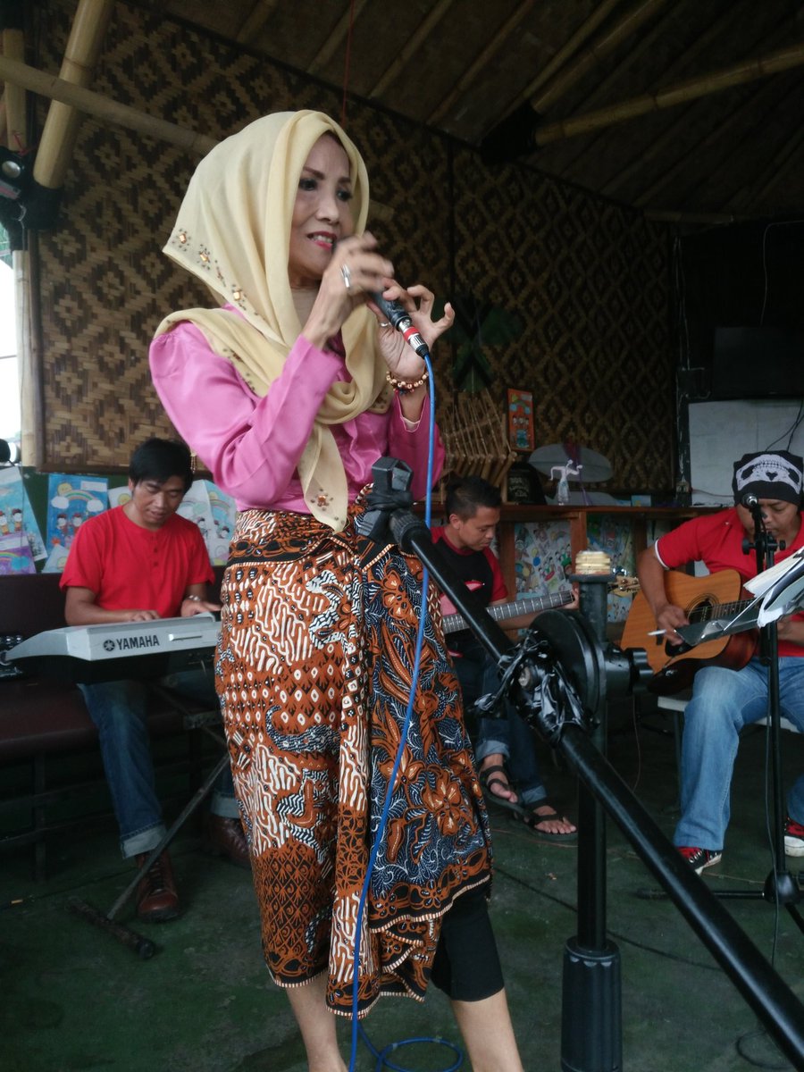 NdeKampung's tweet photo. Sundanese style kampung nde today https://t.co/fgthlsnKNd
