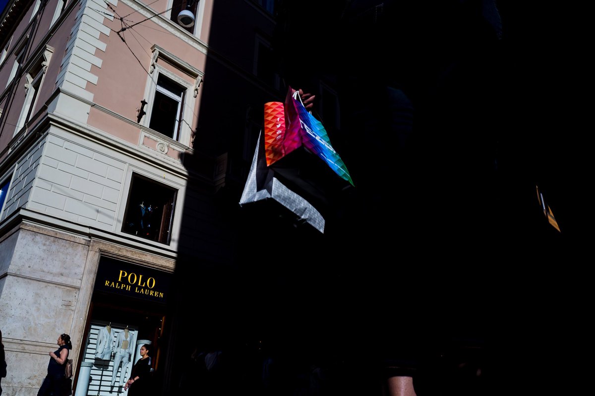 SoroAlessio's tweet photo. Black friday? Wallet black friday! #streetphotography #canon #rome #blackfriday #wallet #money @urbanreportage @streetphoto_es @Street_Spot https://t.co/a2nsOrjJNS
