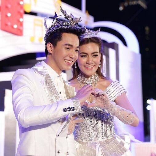 วันนี้ครบรอบเจ้าชายริท&amp;เจ้าหญิงคิมเบอร์รี่ งานเปิดไฟต้นคริสมาสต์@ centralworld (2) 
#ขอบคุณเจ้าของรูปนะค้าบ💚