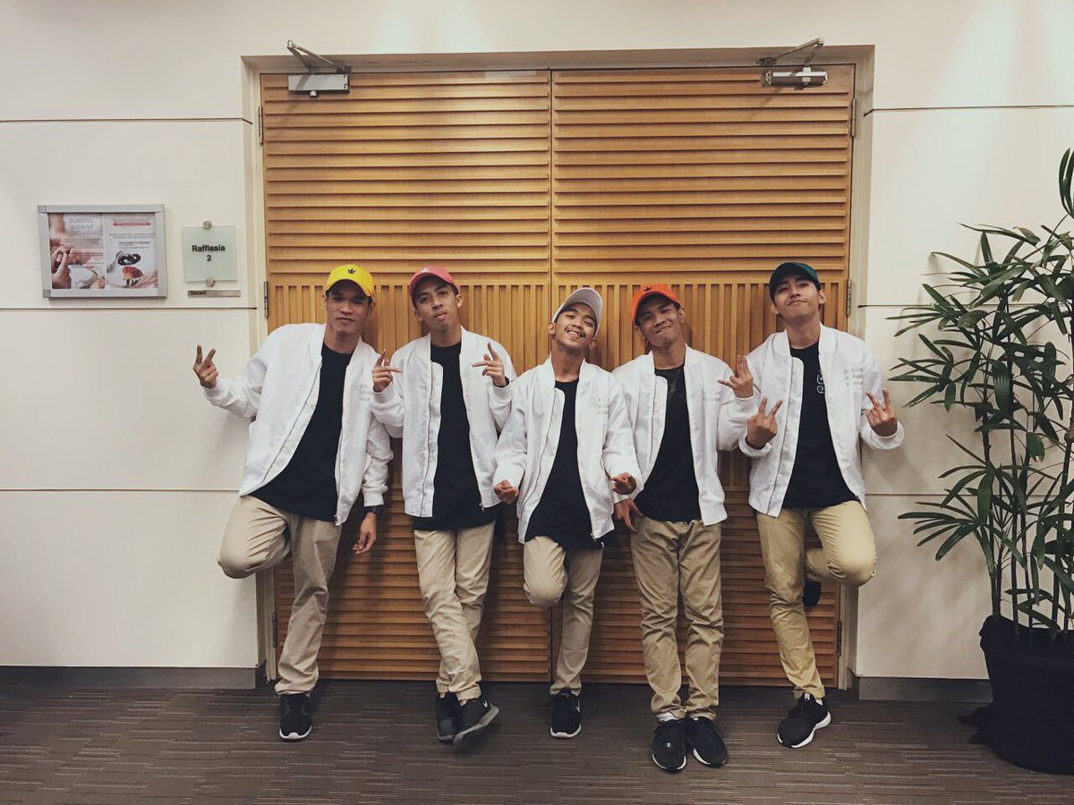 KechikWalawei's tweet photo. last night show with broski! 🕺🏻
#walawei #elecoldxhot #funkyfreshfamily #2twenty2studio https://t.co/csdTJ6SZpF