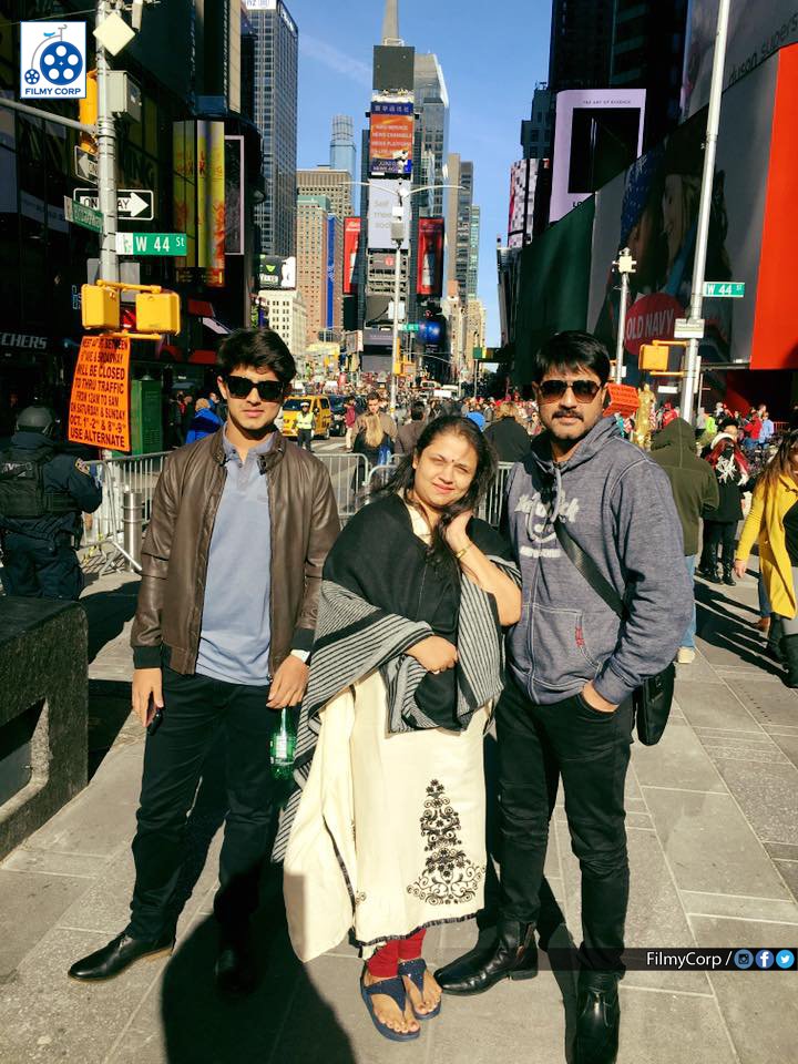 FilmyCorp's tweet photo. @actorsrikanth with his cute family at New York !
Check Out For More >>>> https://t.co/DNYu2RJTNJ https://t.co/RNboYDzHal