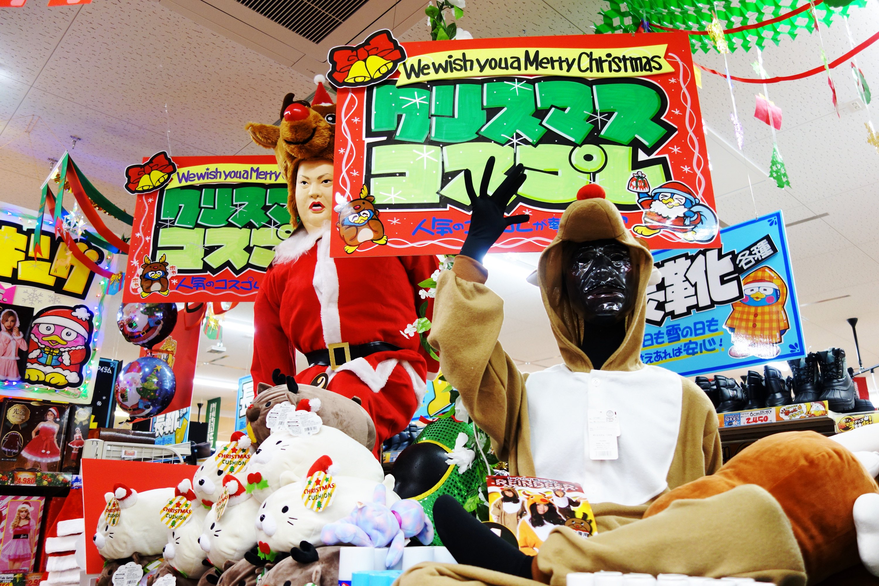 驚安の殿堂 ドン キホーテ ツリーやクリスマスグッズがお出迎え そういえばもうすぐクリスマスですね 石川県 Megaドンキ金沢鞍月店 T Co Hl8hxgcqc4 Twitter