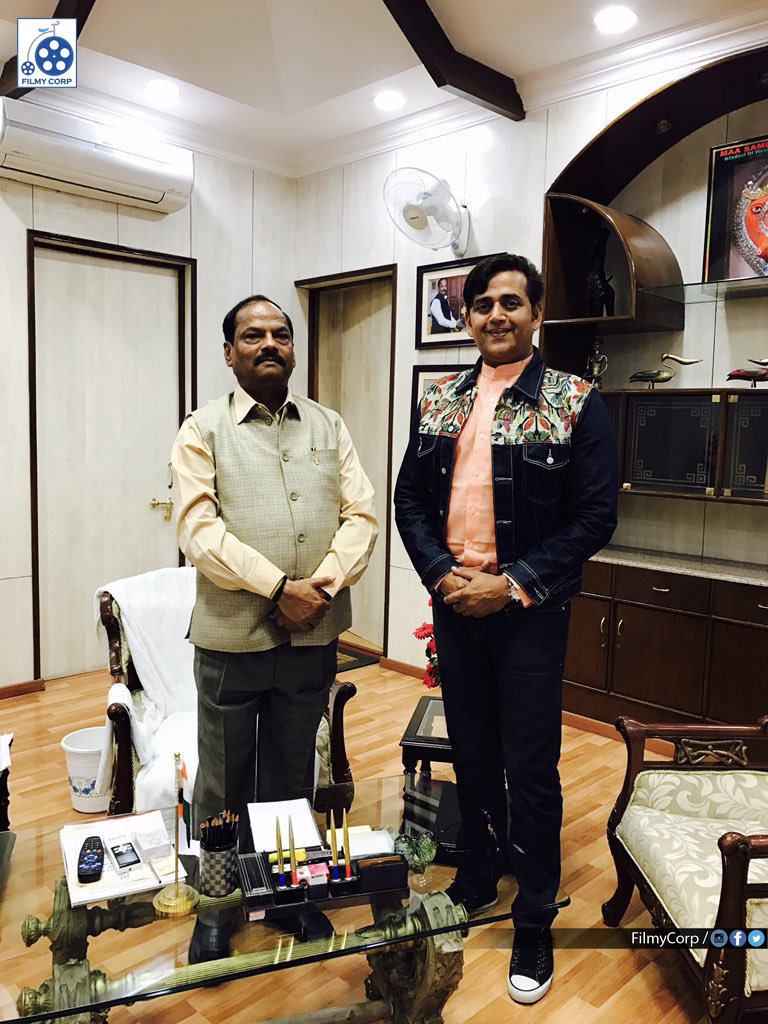FilmyCorp's tweet photo. Superstar @ravikishann meet CM @dasraghubar 
Check Out For More >>>> https://t.co/DNYu2RJTNJ https://t.co/5HXQ5hzFjK