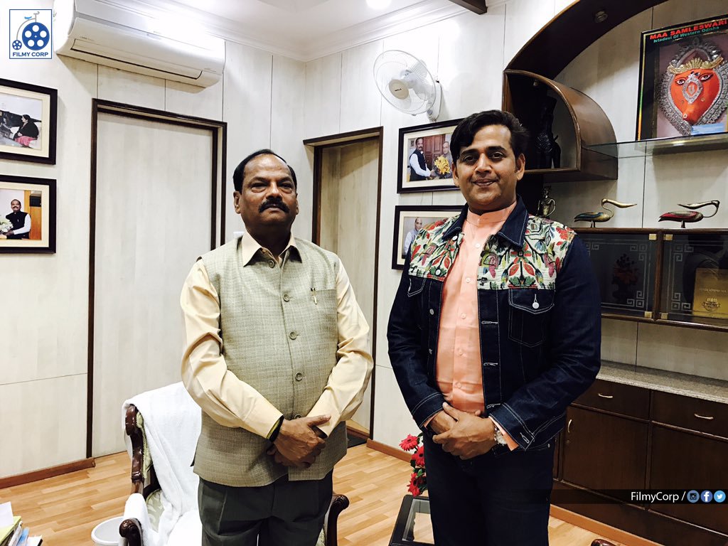 FilmyCorp's tweet photo. Superstar @ravikishann meet CM @dasraghubar 
Check Out For More >>>> https://t.co/DNYu2RJTNJ https://t.co/5HXQ5hzFjK