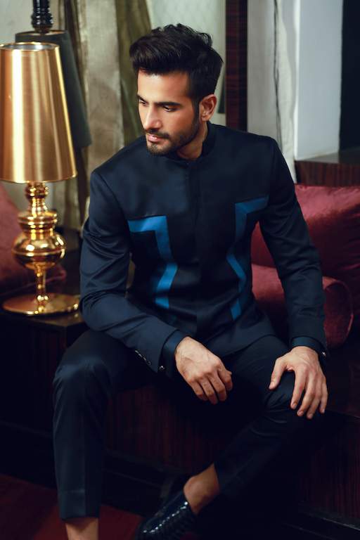 tackerUniverse's tweet photo. [Q &amp; A] : Winter temptation @karantacker is on cover story #November issue 
Link : https://t.co/sZoSv6J2px #event #TackerTimes #TMM https://t.co/2fDIsEaV9d