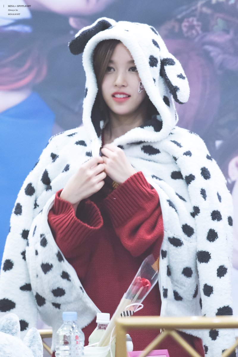 5cmp585's tweet photo. [트와이스] 명동팬싸 미나님 직찍 1 https://t.co/Fo7KVIug8j