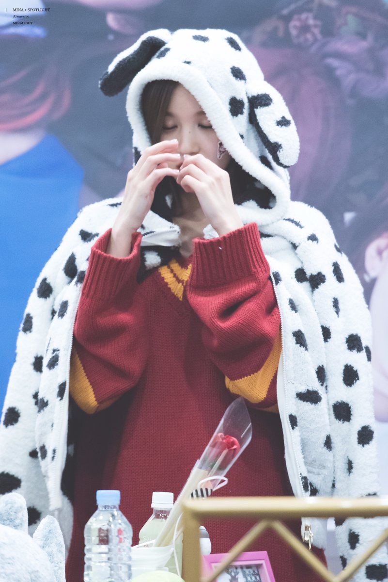 5cmp585's tweet photo. [트와이스] 명동팬싸 미나님 직찍 1 https://t.co/Fo7KVIug8j