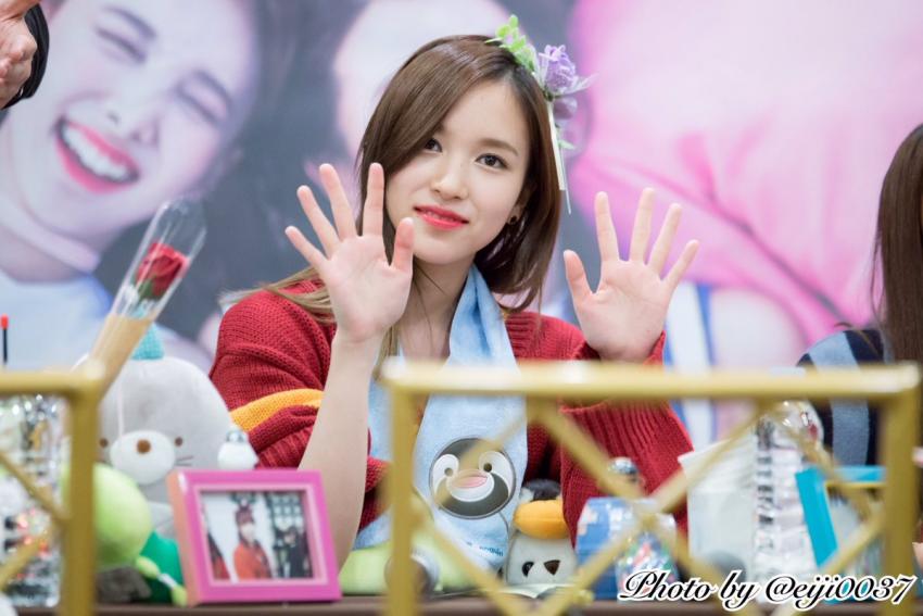 5cmp585's tweet photo. [트와이스] 명동팬싸 미나님 직찍 2 https://t.co/rG4pYTaXeX
