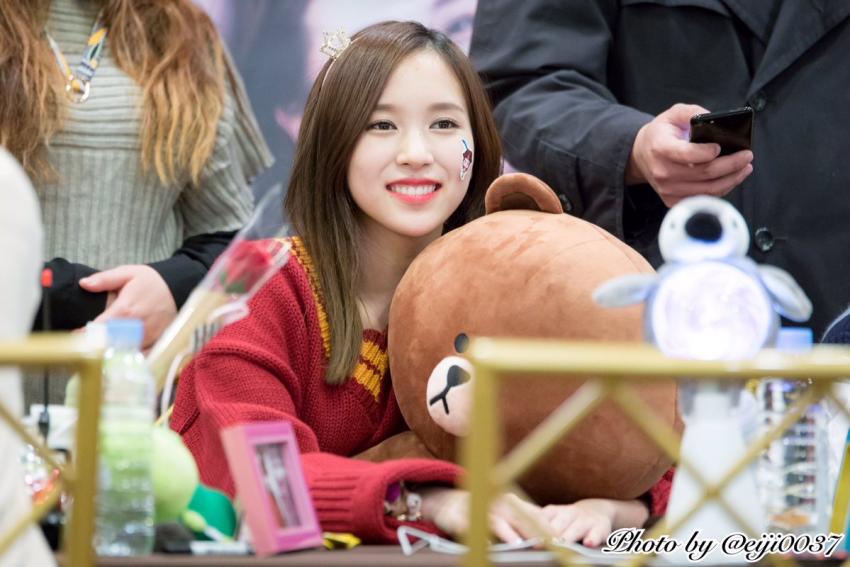 5cmp585's tweet photo. [트와이스] 명동팬싸 미나님 직찍 2 https://t.co/rG4pYTaXeX