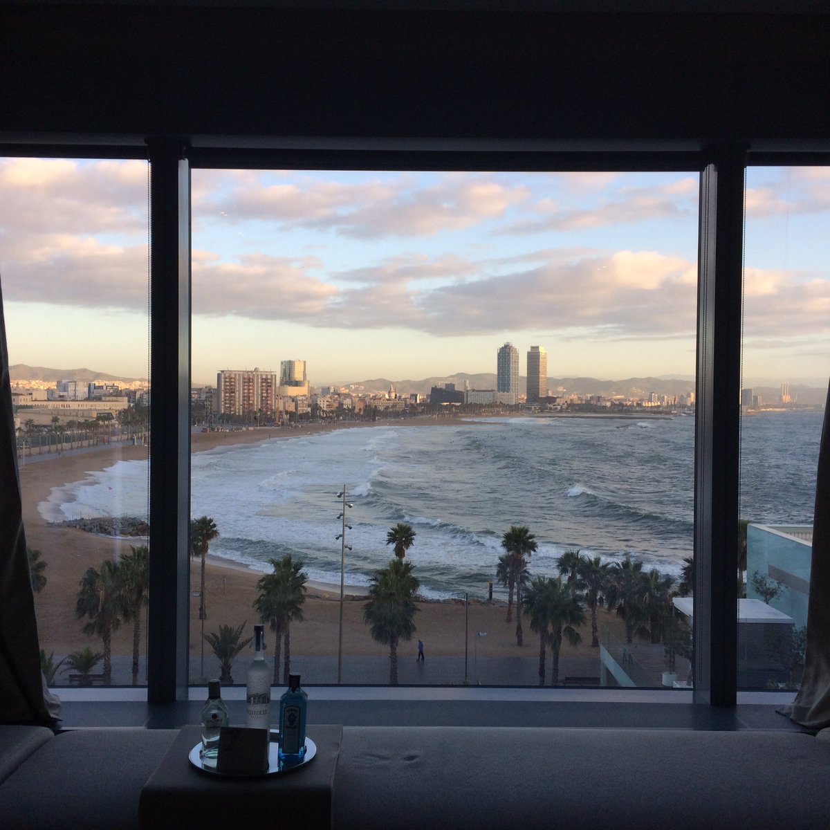 Emilie__Simon's tweet photo. Voila ce qu'on appelle une chambre avec vue ! #ibtmworld #Wbarcelona #checktheview https://t.co/rkyeBGrYof