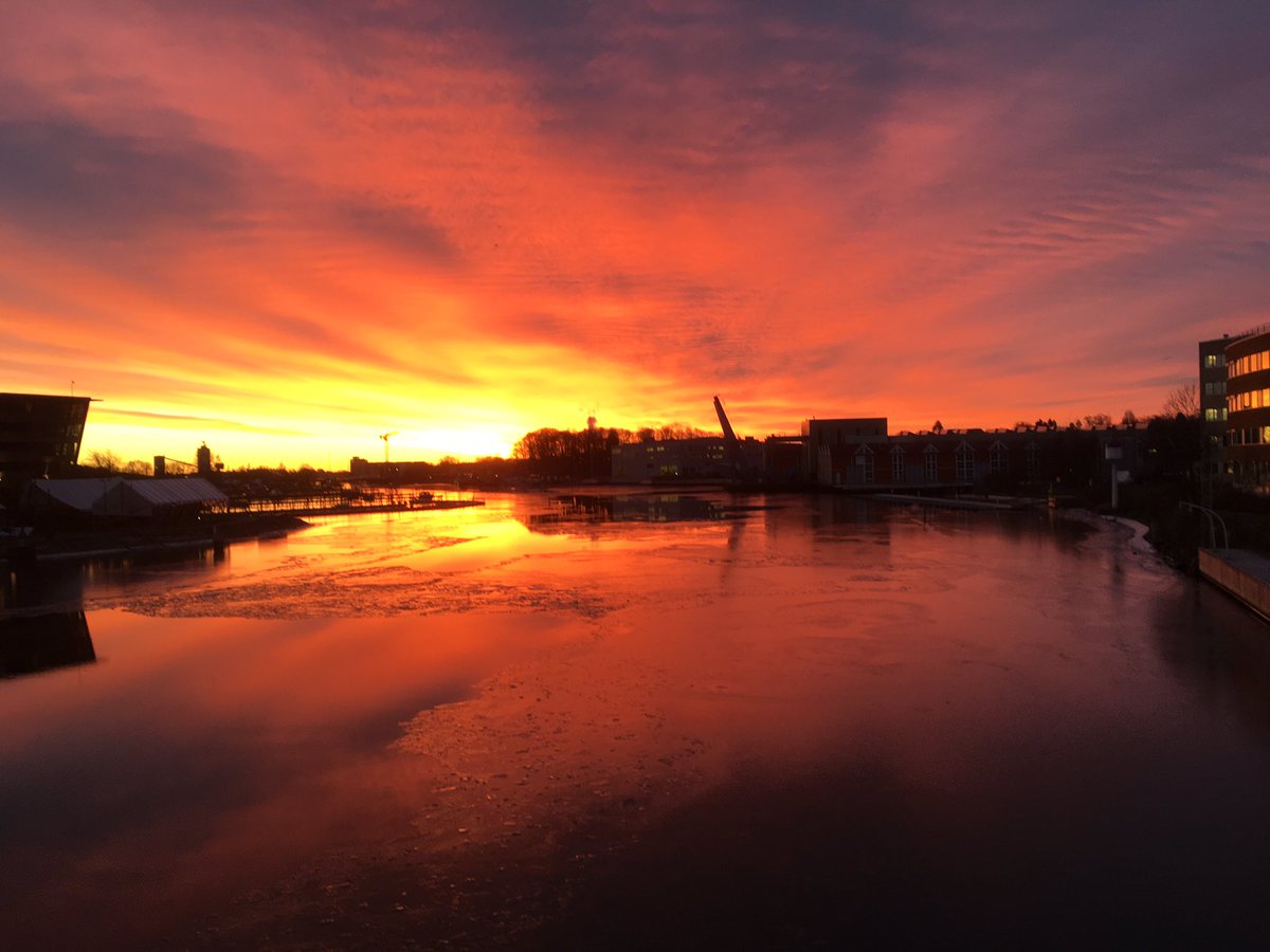 arnelysne's tweet photo. Ønsker dere alle en strålende dag!
#tønsberg #morgengry #morgenfrisk #gåtiljobb #selvskryt https://t.co/j8RYt2hEQb
