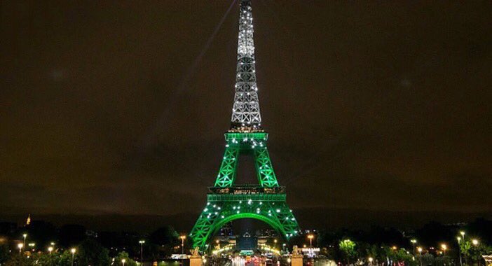 Funny_Futball's tweet photo. Tributes around the world for Chapecoense 

#ForçaChape https://t.co/GbCwrMLyTD