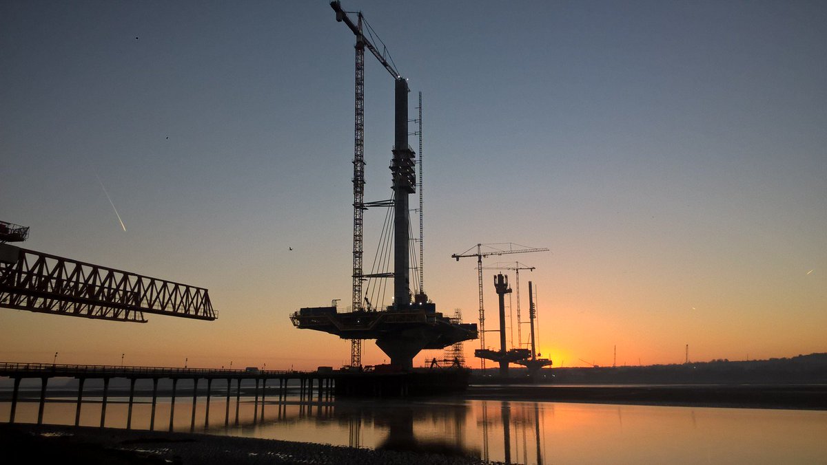 merseygateway's tweet photo. The Mersey Gateway on a cold, clear morning #Runcorn #Widnes https://t.co/jf7SlNPtir