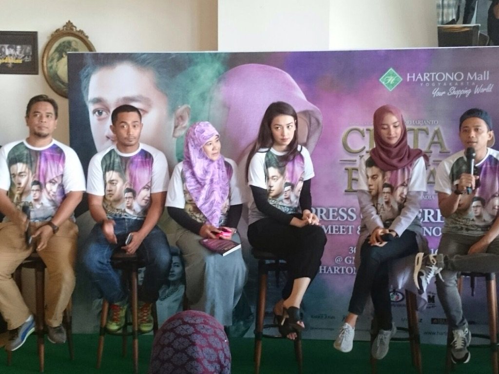 CintaLaki2Biasa's tweet photo. Team #CintaLaki2Biasa di Hartono Mall Jogja ❤️ https://t.co/rP4rHXLJ13