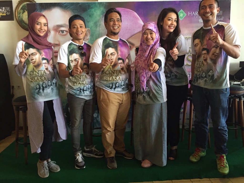 CintaLaki2Biasa's tweet photo. Team #CintaLaki2Biasa di Hartono Mall Jogja ❤️ https://t.co/rP4rHXLJ13