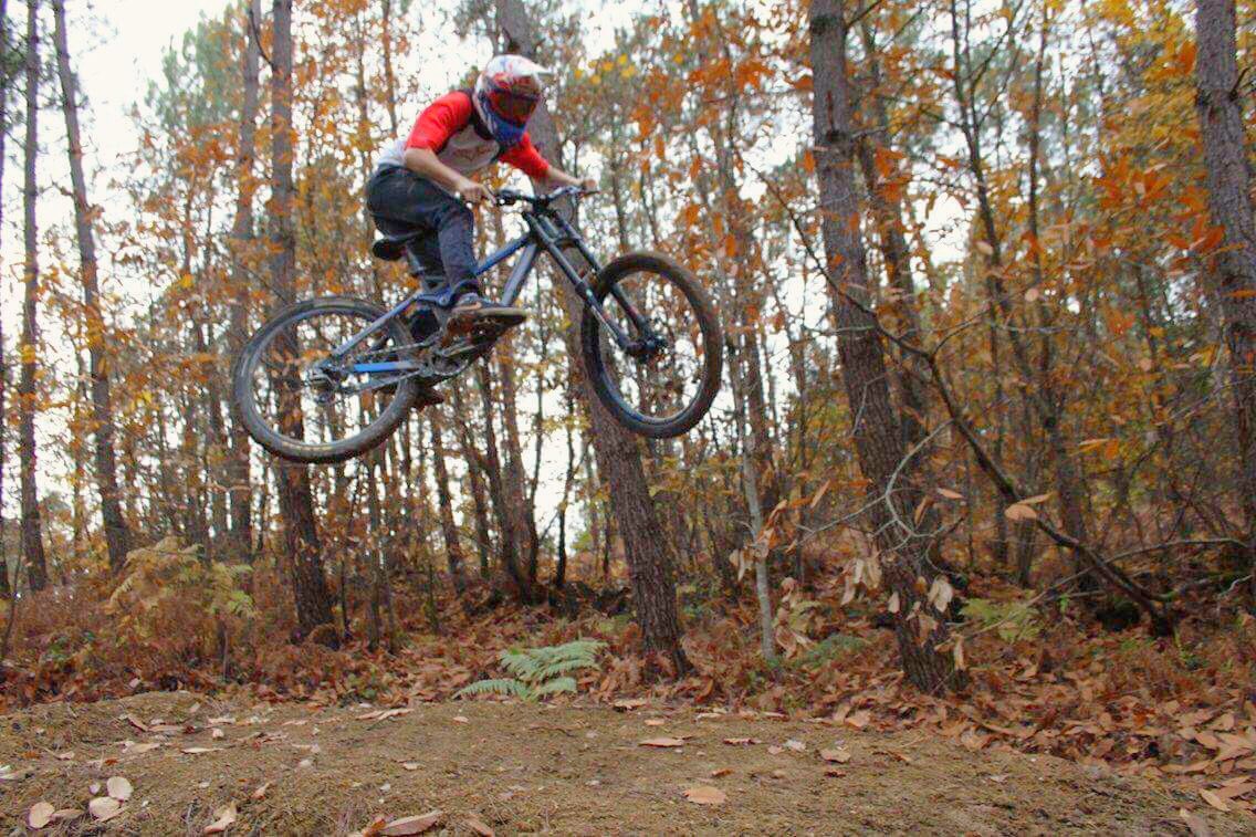Nicolasagne4's tweet photo. AGRESSIIIIVE🔥🤘🏾 #combaloubikepark #freeride #whip https://t.co/X7A53IIY6o