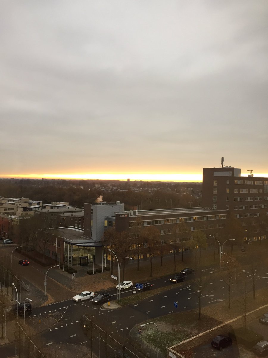 reitse_sybesma's tweet photo. Apocalyptische zonsopkomst in #zwolle #whoooooo #zevende @bijhanz https://t.co/0Vswc7Crqf