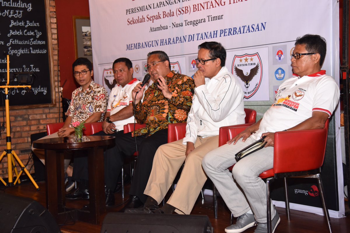 kemendespdt's tweet photo. Menteri Desa Menghadiri Presscon 
Peresmian "Sekolah sepak bola"(SSB) BINTANG TIMUR, di Tartune Senayan Jakarta, Rabu (30/11/2016). https://t.co/L0cgNifhx2
