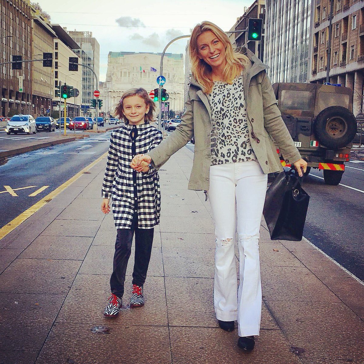 FontanaFederica's tweet photo. Cresci un bimbo indicandogli la via da percorrere ogni tanto segui anche tu la stessa strada @Manila_Grace #feliciabag #two4you #manilagrace https://t.co/r1wY61h1cz