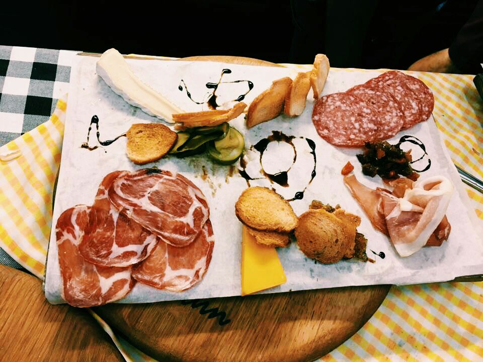 TasteatSimons's tweet photo. It's competition Wednesday! Head over to Facebook to stand a chance of winning a charcuterie board and wine.
https://t.co/mMYzdvYMrs
#tasCT https://t.co/B7nZOsatCE