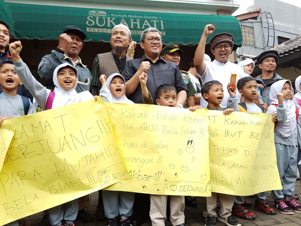 sobataher_'s tweet photo. Kg @aheryawan , kapolda &amp; Pangdam bersama santri serta pimpinan pesantren peserta long march ciamis-JKT di RM Sukahati Cipacing... https://t.co/kajjXqGv3d