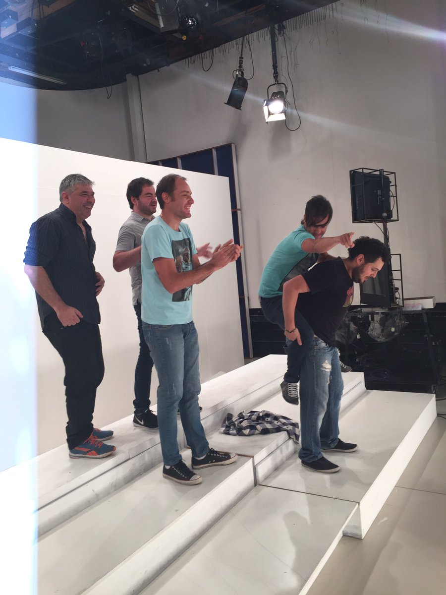 AmericaTV's tweet photo. #IntimidadAmericaTV > Un adelanto de "La foto de Fin de Año" de "América Digitales" > @americatv @primiciasyacom y @UnoAR  😎💪🏼👍🏼❤️ https://t.co/ELXqwOZLZz