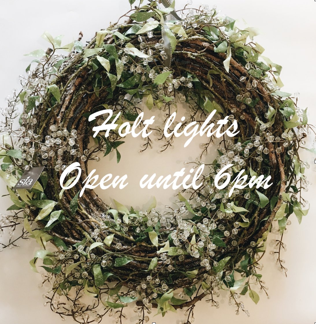 MoochiModo1's tweet photo. @HoltLights are on tonight! Who's coming? We're open until 6pm. https://t.co/B6UG85DLZW #moochimodo #xmas #christmas #holt #uk #norfolk https://t.co/UFqPP5S7tQ