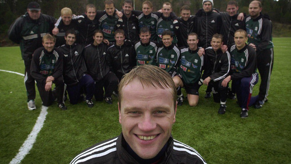 LarsEide's tweet photo. Var Arne Sandstø den første til å ta en selfie? Han kan iallfall bli den første treneren som tar @FKJerv til eliteserien. https://t.co/d25GIUMHaM