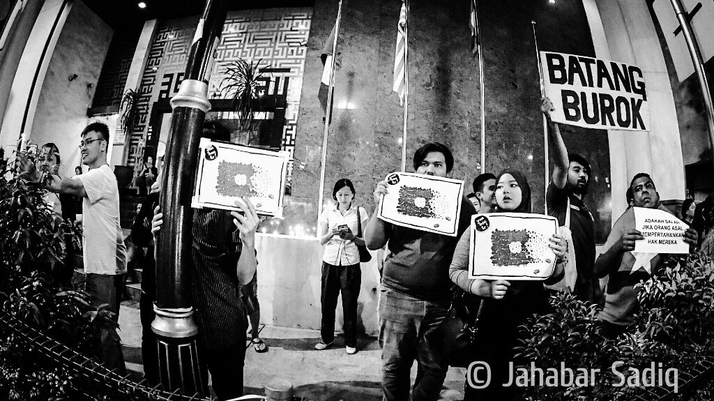 jsadiq's tweet photo. Candlelight vigil outside the PAS HQ in KL protesting #logging &amp; arrest of 41 #Temiars  in Gua Musang over their #blockade https://t.co/RT3Z899VdZ