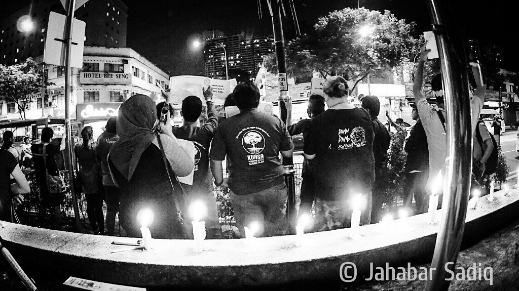 jsadiq's tweet photo. Candlelight vigil outside the PAS HQ in KL protesting #logging &amp; arrest of 41 #Temiars  in Gua Musang over their #blockade https://t.co/RT3Z899VdZ