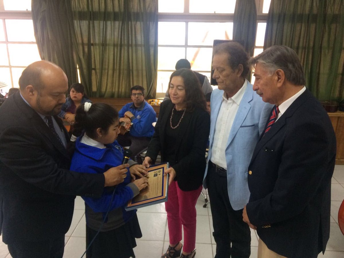 CORECoquimbo's tweet photo. Consejeros entregan reconocimiento a los jóvenes músicos de la orquesta del Colegio Luis Braille, tras presentarse en la en la #FILSA2016 https://t.co/xwVO6QAg7y