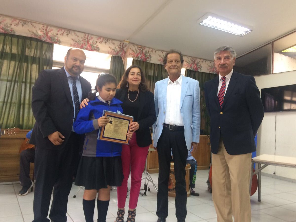 CORECoquimbo's tweet photo. Consejeros entregan reconocimiento a los jóvenes músicos de la orquesta del Colegio Luis Braille, tras presentarse en la en la #FILSA2016 https://t.co/xwVO6QAg7y