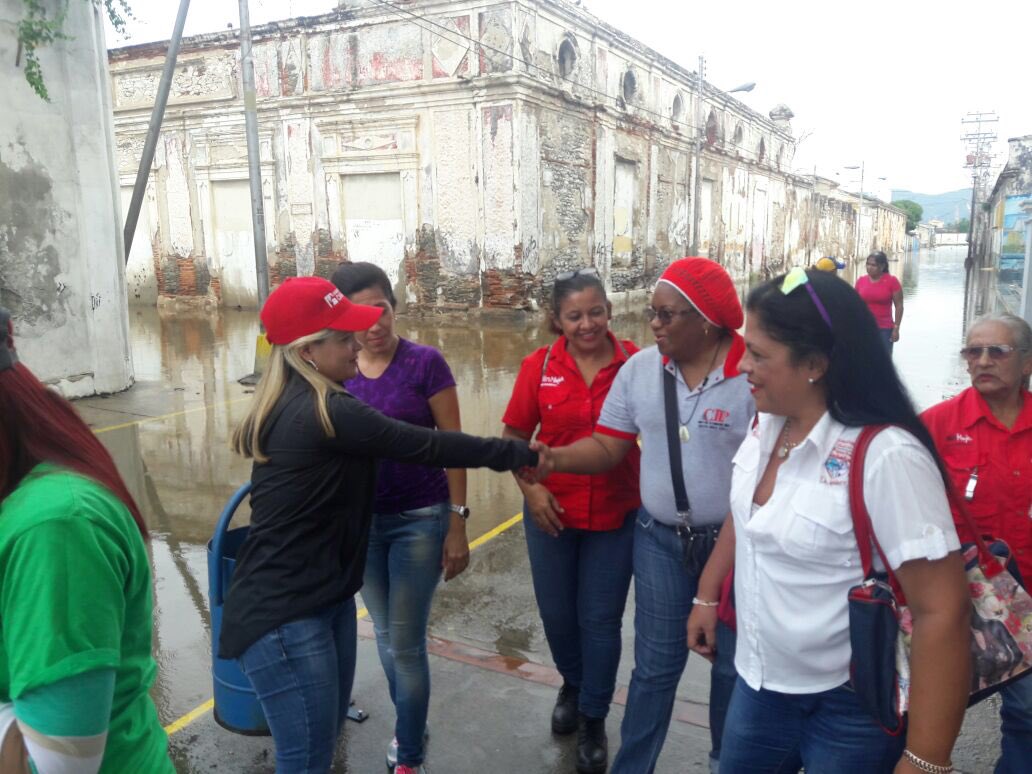SienteLosHechos's tweet photo. PSUV Mujeres de la mano con los afectados y afectadas de nuestro querido #PuertoCabello #SomosChavezYFidel @FeministasMujer https://t.co/HBmH1hFlRg