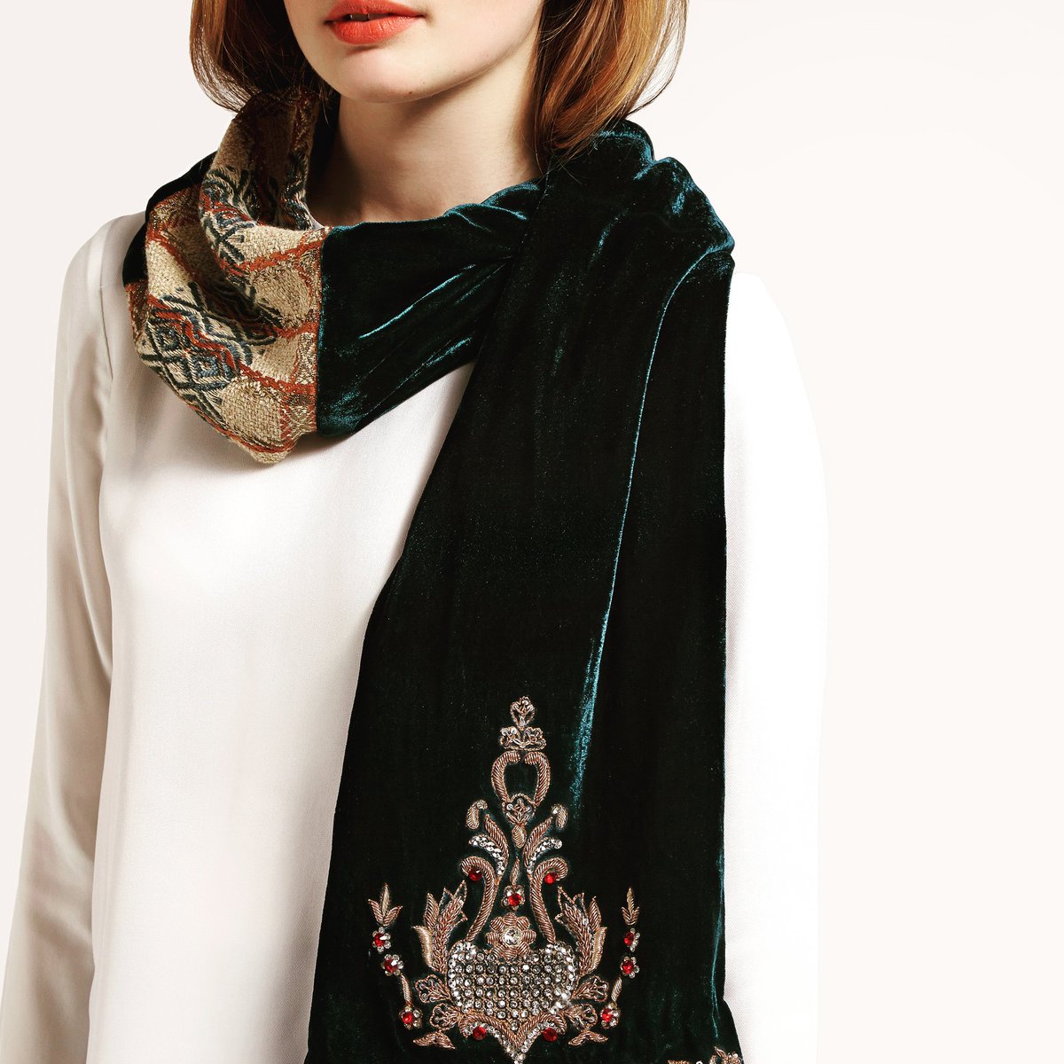 Our Classic Ranya Scarf #perfectgift #luxuryfashionlove Buy here alamairi.com/shop/ranya-sca…