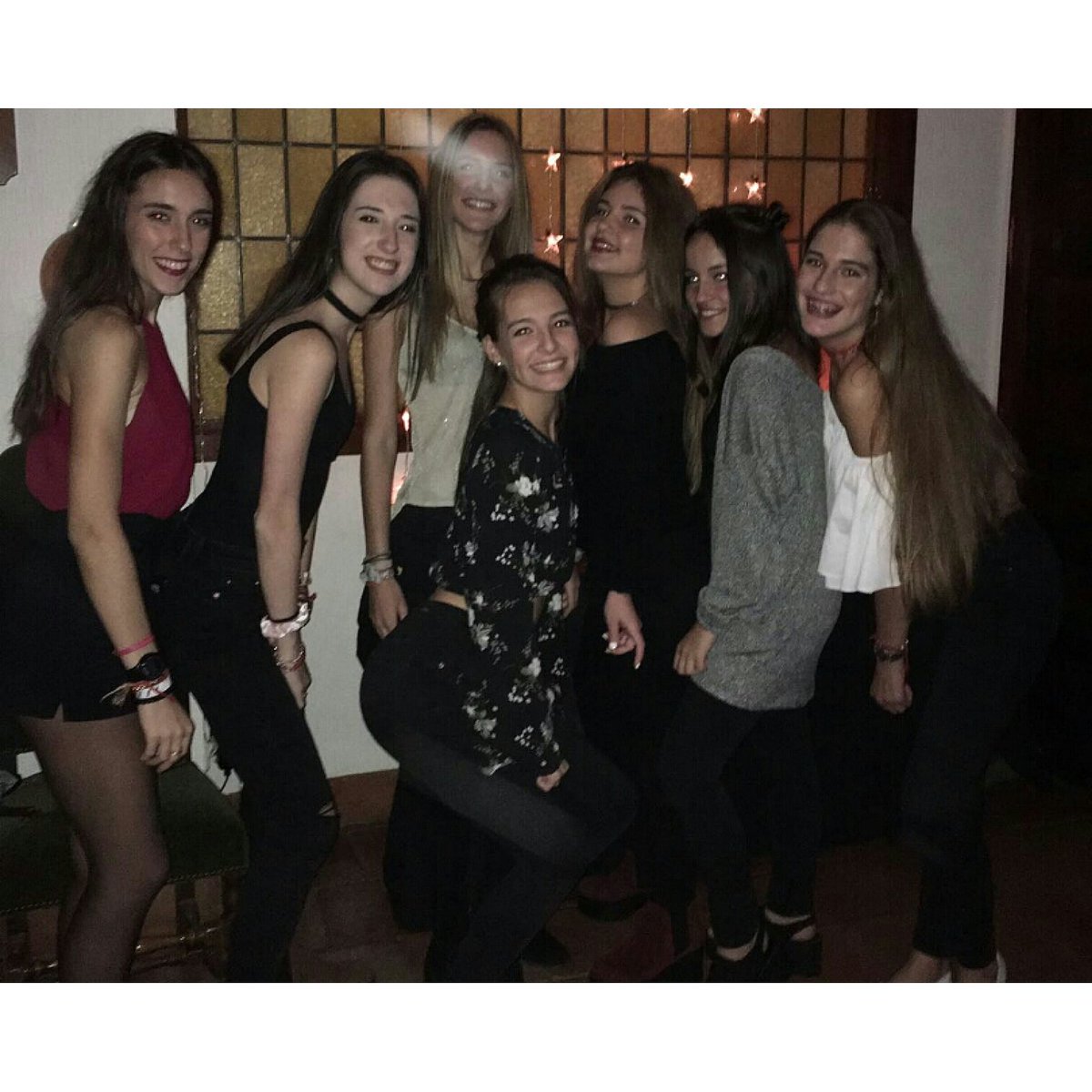 mariadlh119's tweet photo. cuando nos juntamos menudo elenco  👭👭👭👭 https://t.co/Gykptx4ek9