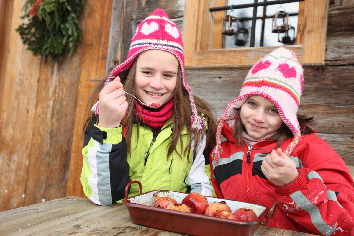 Die besten Bratapfel- und Hirschbirnvariationen probieren &amp; uns bekannt geben, wo es euch am besten geschmeckt hat! oststeiermark.com