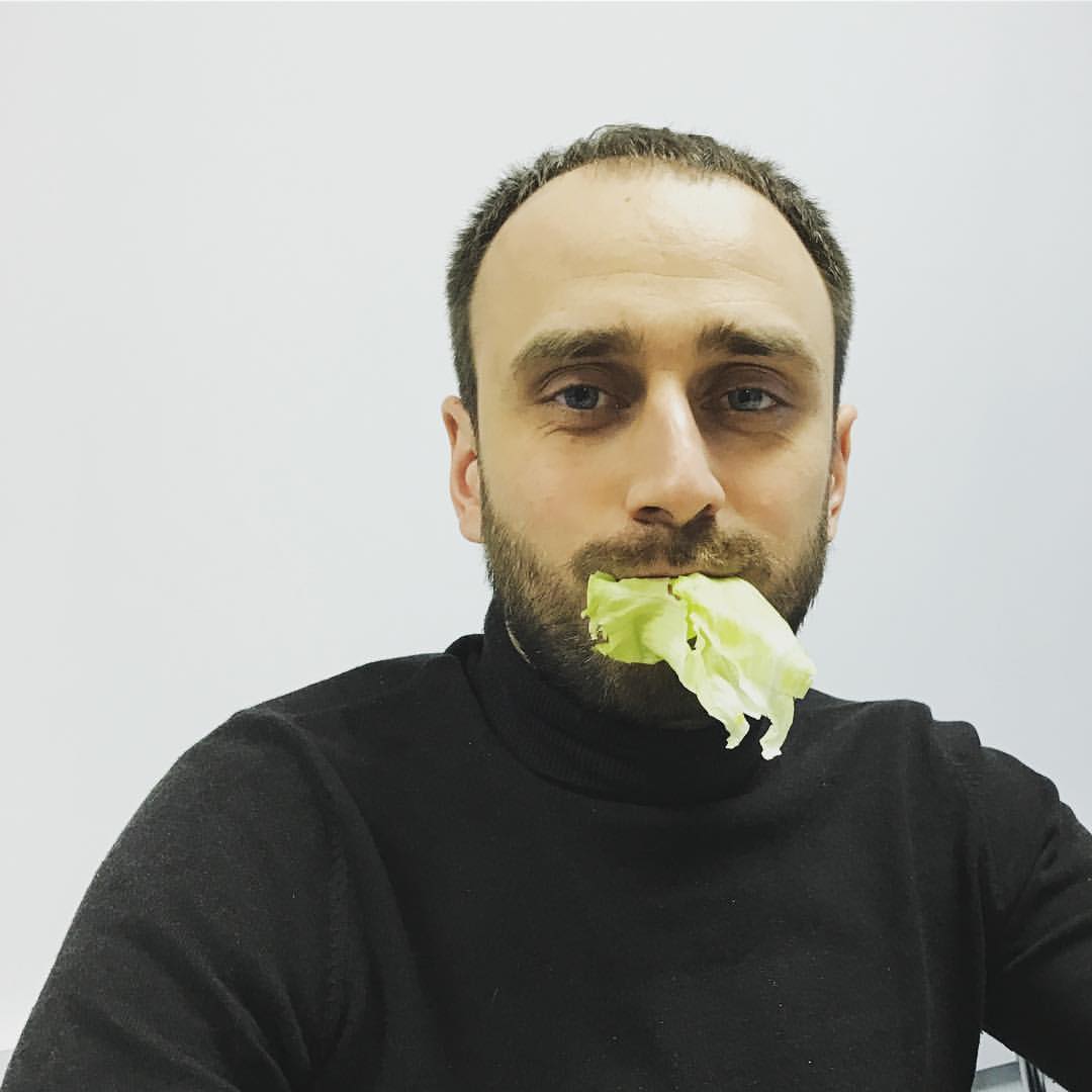 mihailfateev's tweet photo. Вот ты сейчас смеёшься над вегетарианцем, а потом он придет на твою могилу и съест все цветы😎
...
#веган https://t.co/hPegxnGF5g