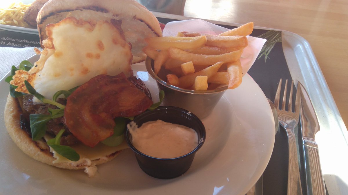 benjaferrando's tweet photo. Hamburguesa 3quesos en @AutogrillIberia #autogrillbenicarlo 
No te la pierdas!! deliciosa!! https://t.co/JvllDlVFJq