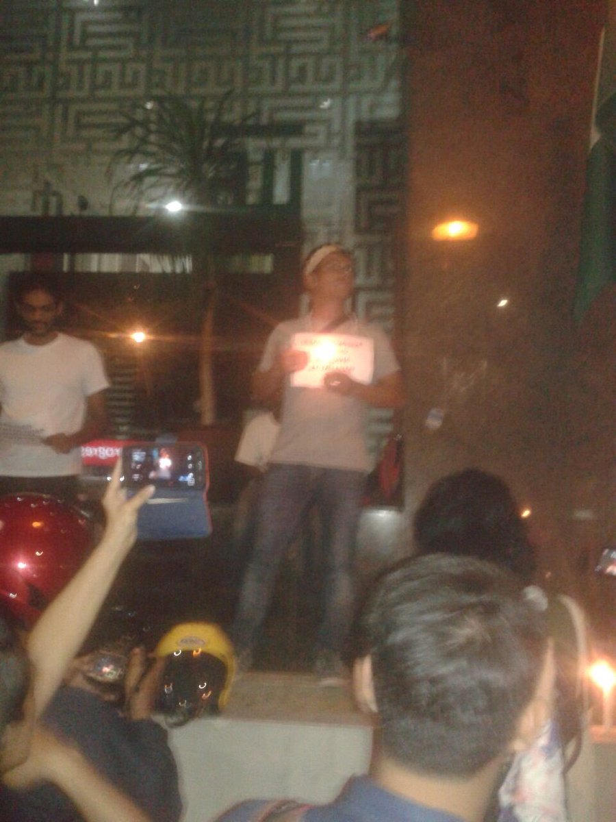partisosialis's tweet photo. #PSM vigil #BebasOrangAsli depan pejabat pusat PAS di Kuala Lumpur @pemudasosialis @arul_psm @SureshPSM @choochonkai @Bawani_ks #BebasOA https://t.co/WYqgZLduDC