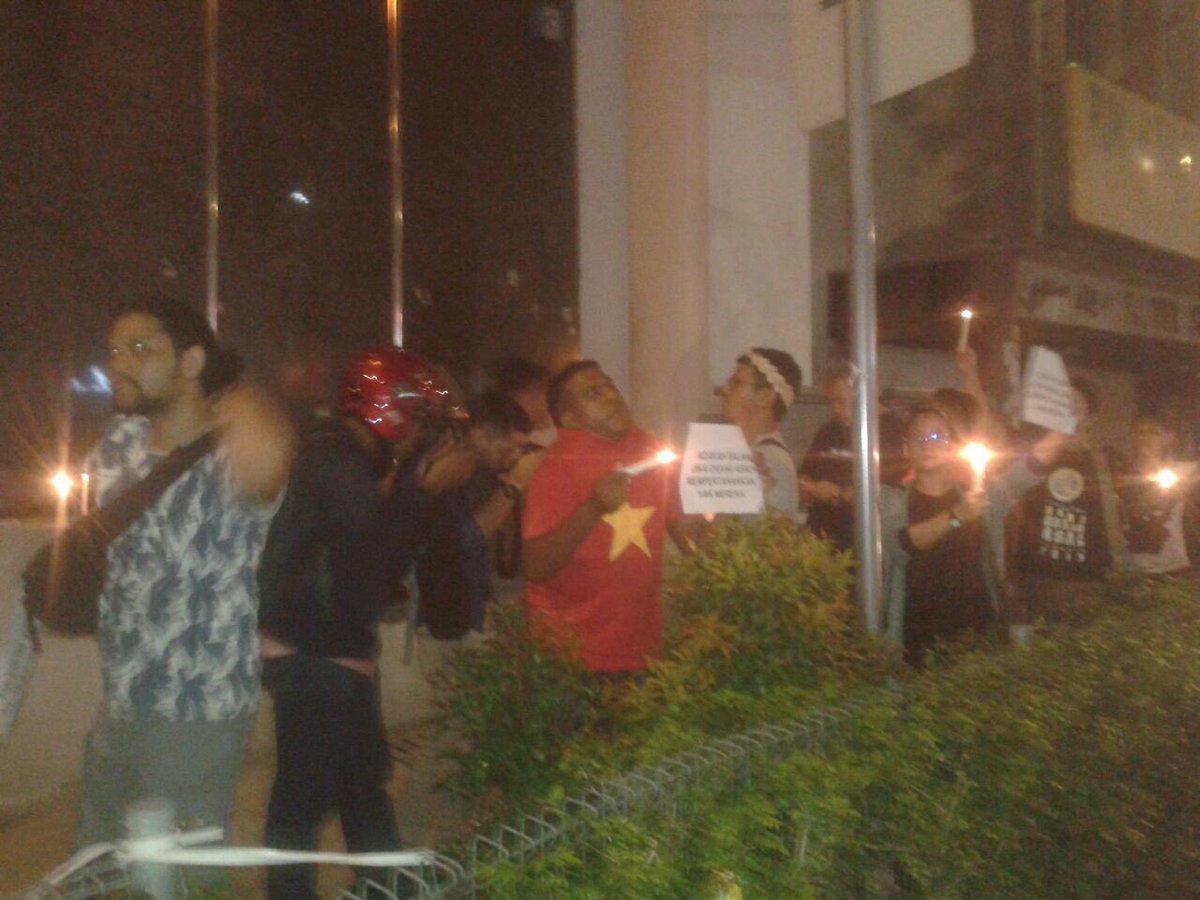 partisosialis's tweet photo. #PSM vigil #BebasOrangAsli depan pejabat pusat PAS di Kuala Lumpur @pemudasosialis @arul_psm @SureshPSM @choochonkai @Bawani_ks #BebasOA https://t.co/WYqgZLduDC