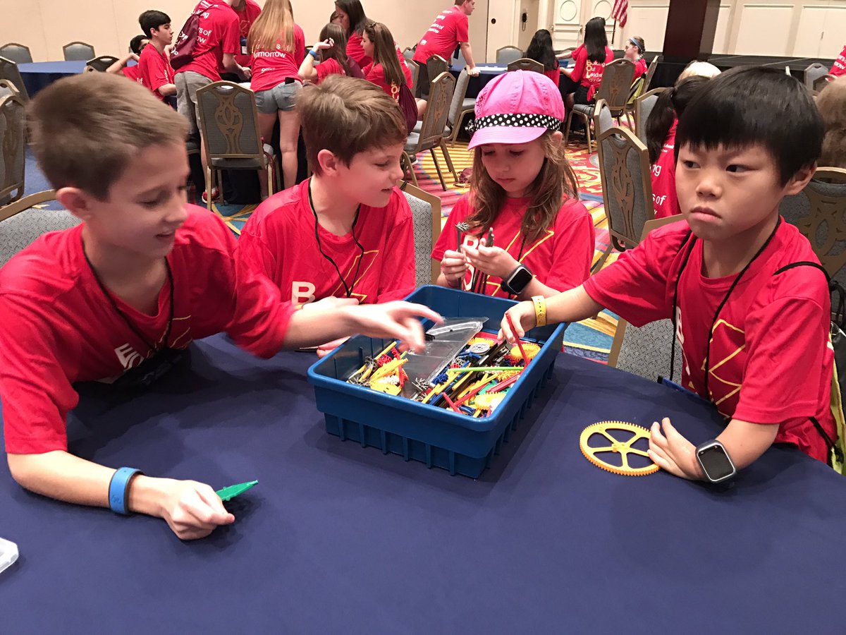 faithplunkett89's tweet photo. Elementary students working on a K'Nex design challenge. #bolt2016 https://t.co/3cRXP4U6hK
